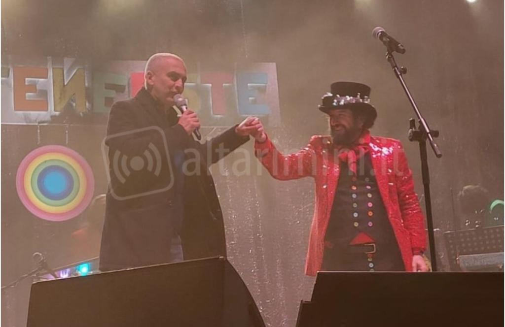 Vinicio Capossela con il sindaco