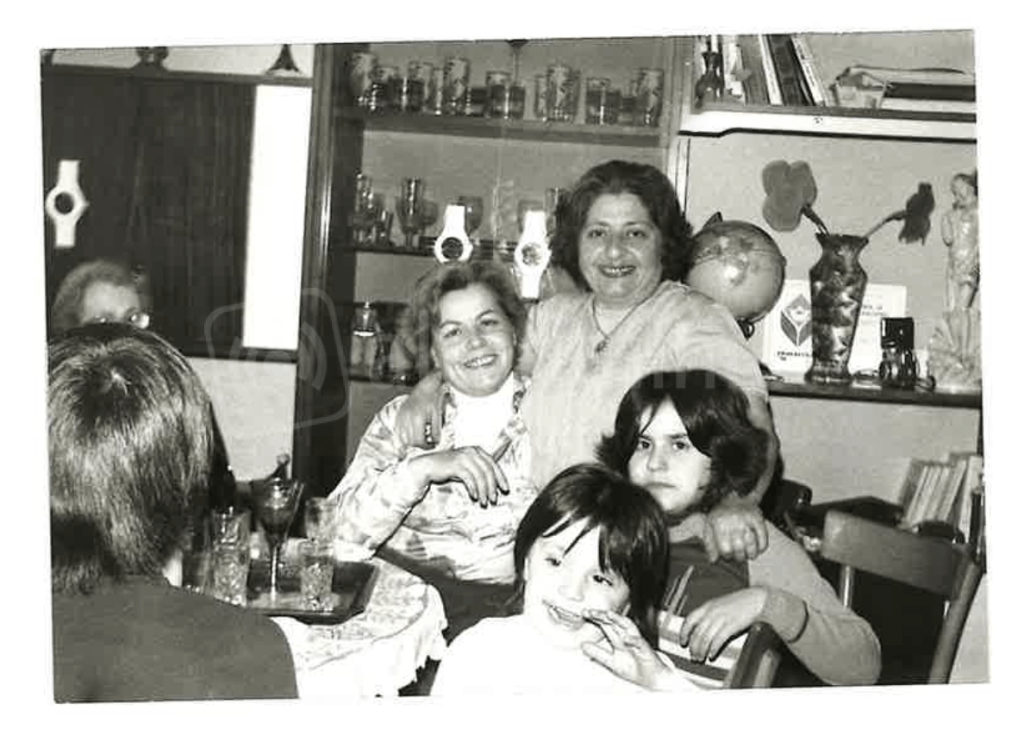 La signora Ines (in foto è in piedi)