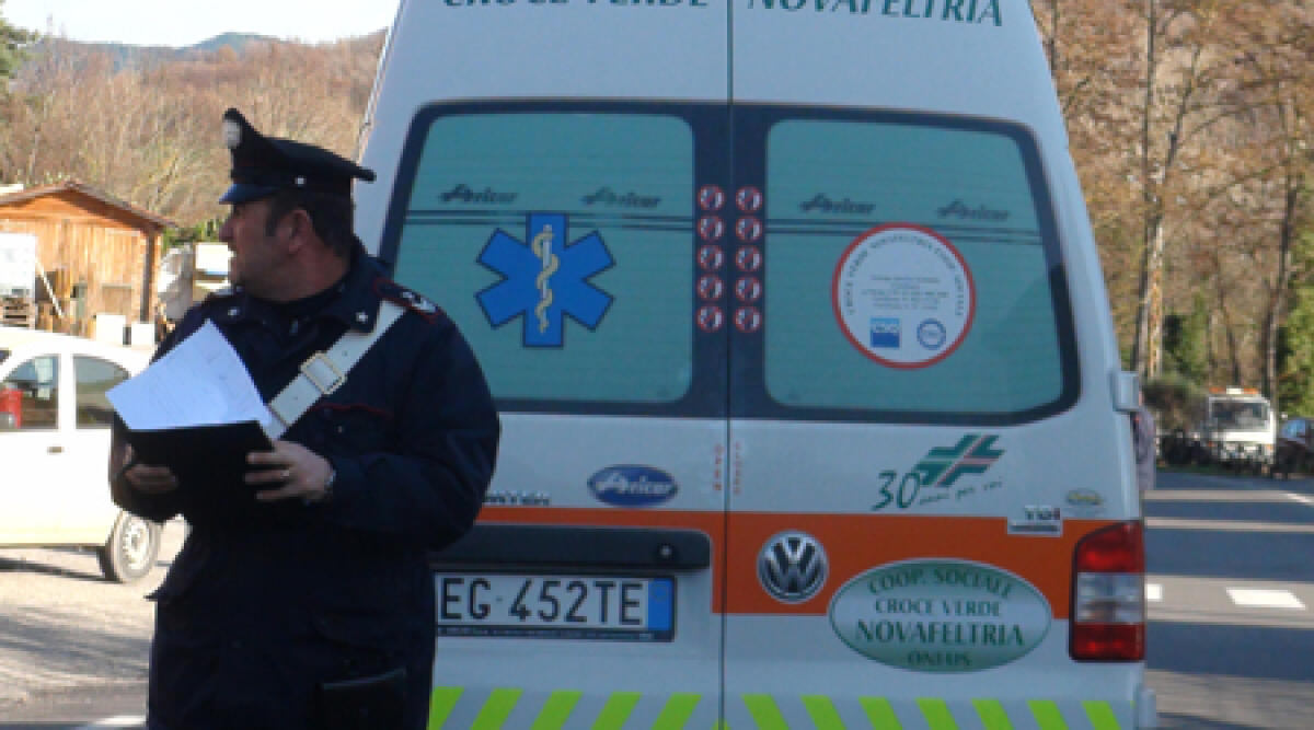 Solleva il furgone per ripararlo, cede il supporto: muore schiacciato - Repertorio