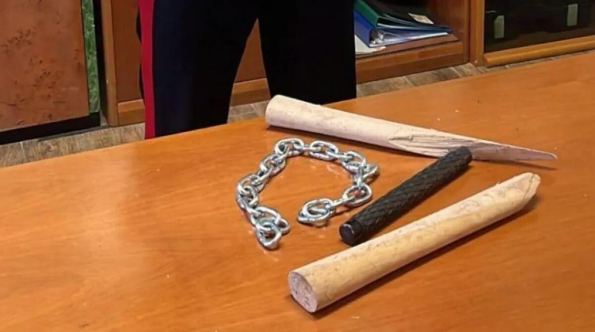 Assalto notturno al circolo degli ultras, 13 indagati tra cui 2 minori: sequestri dopo le perquisizioni -