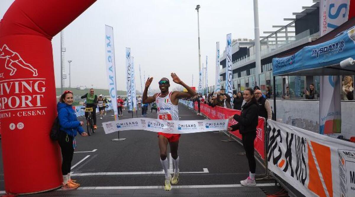 Egide e Nestola vincono la Misano GpRun: Ceccolini prima romagnola - L’atleta burundese Ntakirutimana Egide mentre taglia il traguardo