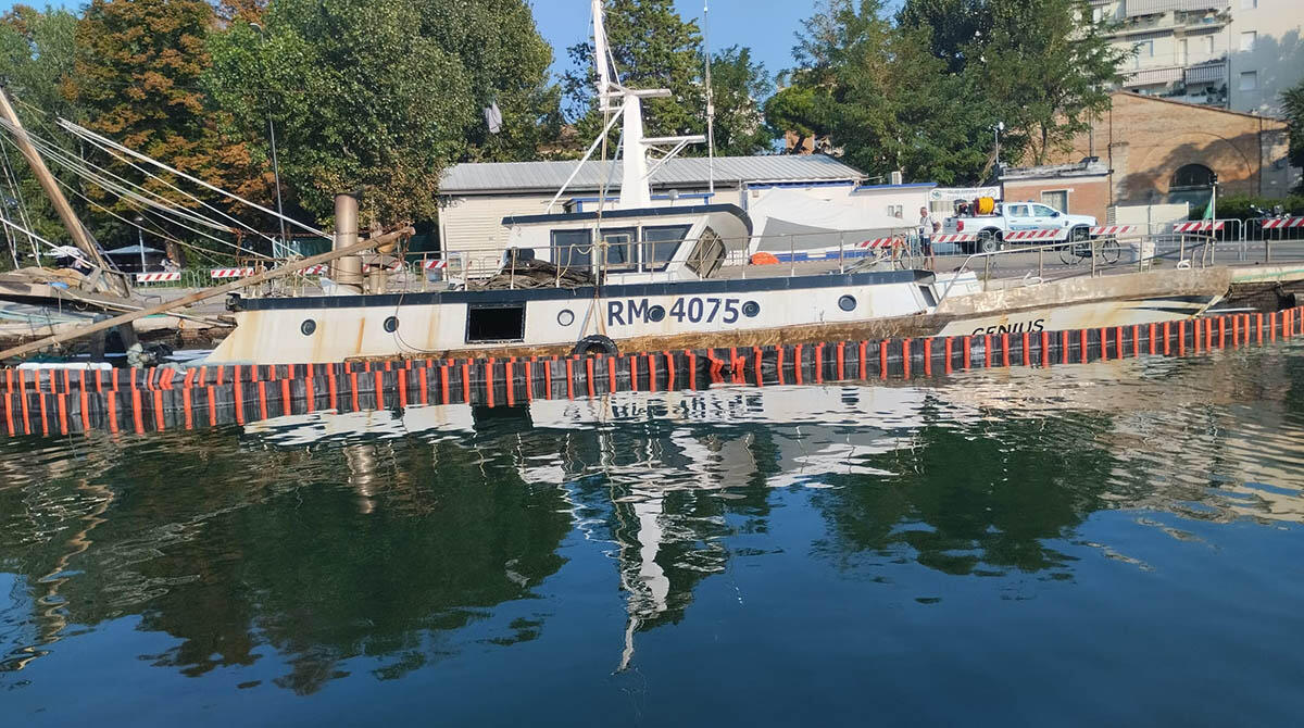 Al via il recupero del relitto affondato nel porto canale di Rimini - Il peschereccio Genius Rm4075