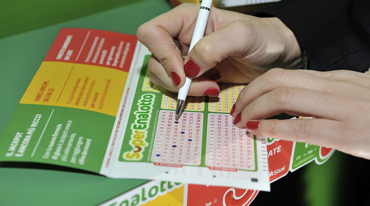 Riccione, un 5 da oltre 50.000 euro: la Tabaccheria Balacchi fa felice un giocatore del SuperEnalotto - 25 gennaio 2016 / c/o Bar Ricevitoria SISAL Via Verdi 7 - 20063 Cernusco sul Naviglio (MI) Italy y / Ricevitoria SISAL / � 2016 Ph. Luca Nava. All Right Reserved / lucafoto@alice.it / www.lucanava.com / www.nikonphotographers.it/lucanava