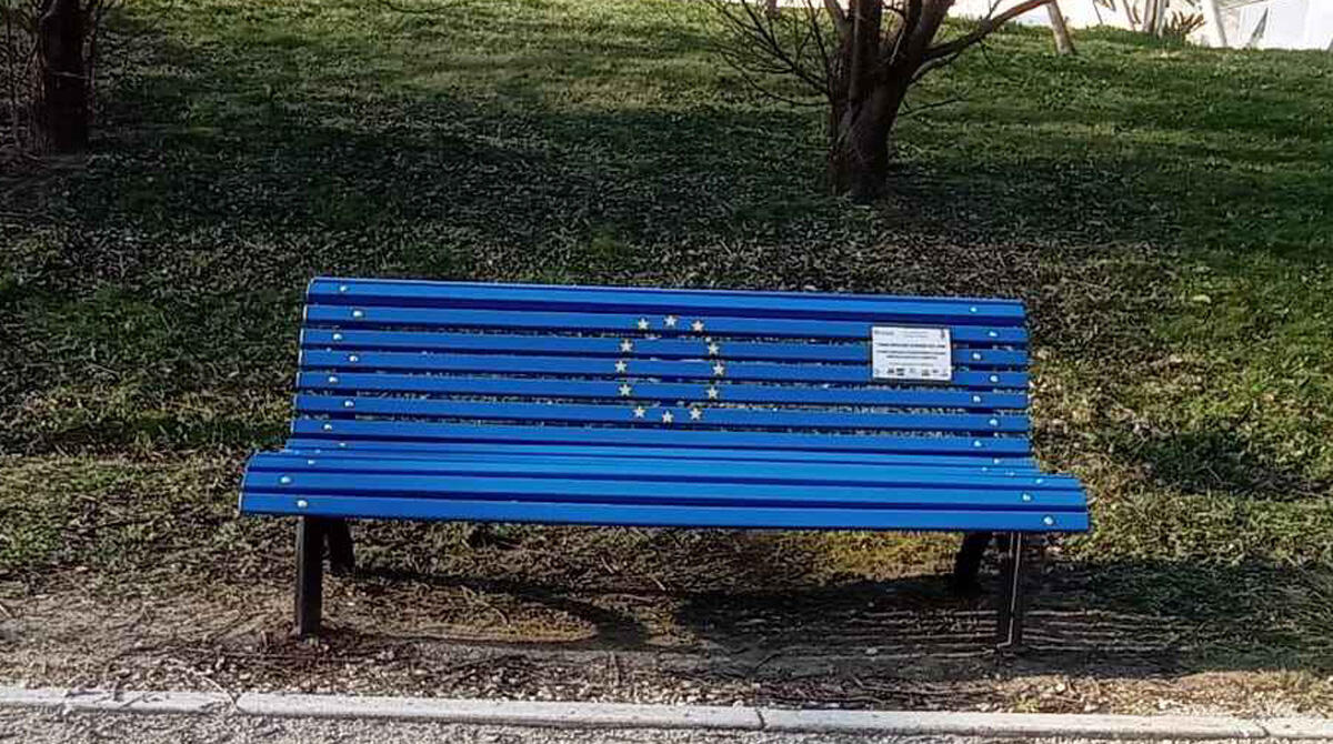Rimini, rimessa a nuovo la panchina con colori e logo dell'Unione Europa - 