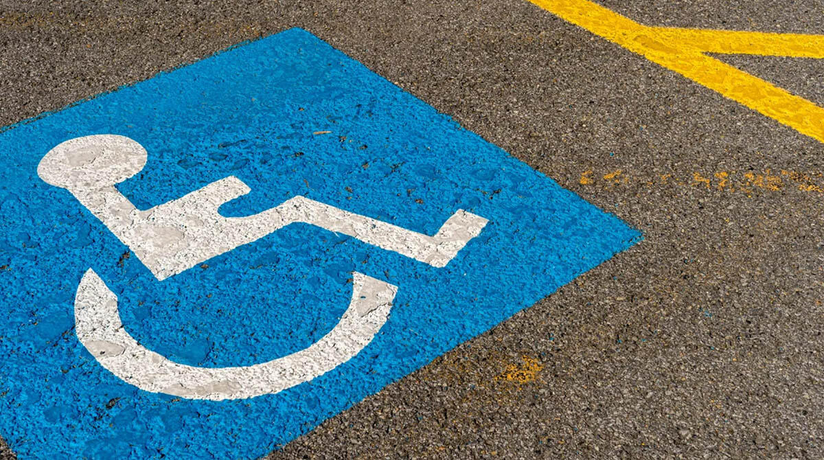 Rimini, lotta alla sosta abusiva nei posti per disabili: 406 multe nel 2024 - Momenti di paura per una donna invalida vittima di furto dopo essere uscitaa dal parrucchiere. (Foto di repertorio)