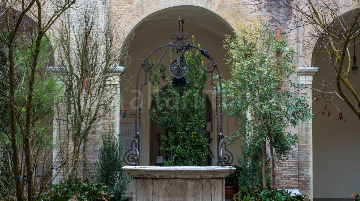 Alla Biblioteca Gambalunga nasce una creatura fiabesca nel cortile con Alcantara e Mutoid -