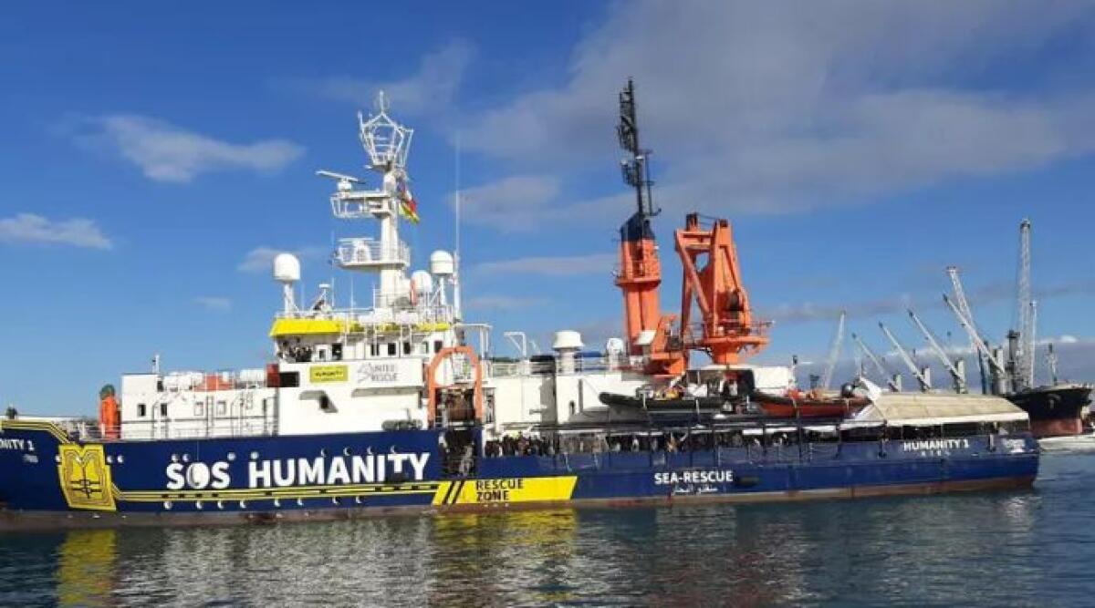 Salvataggio notturno in mare aperto: soccorse oltre 70 persone - Ansa