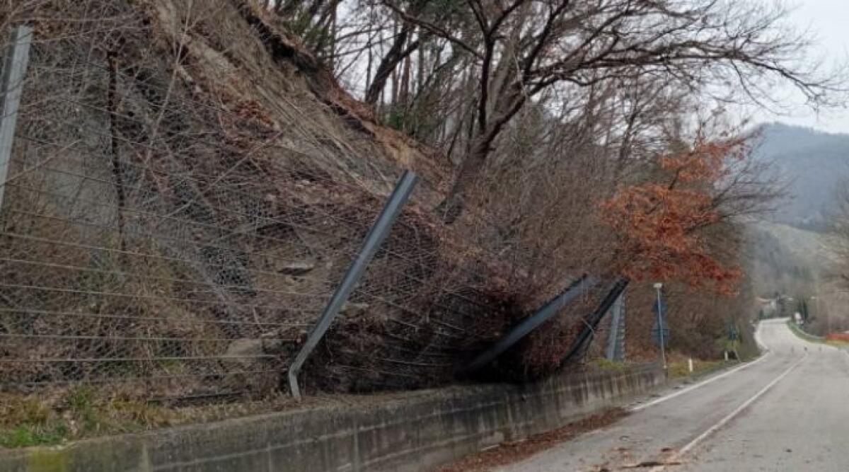 Frana Minaccia la Porrettana, statale chiusa nel Bolognese - 