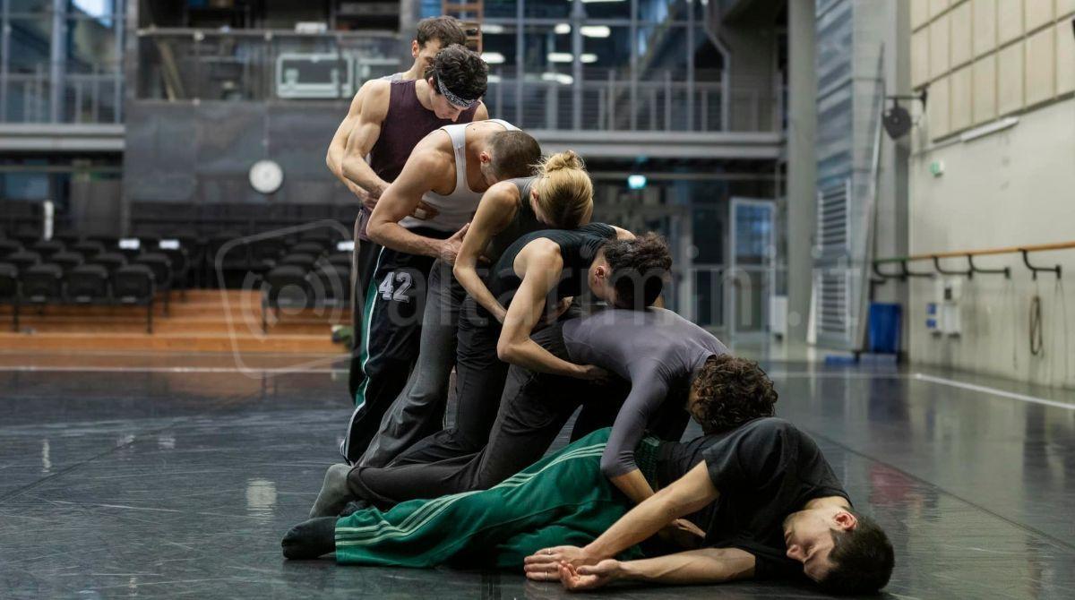 Aterballetto al Teatro Galli: tre coreografi per un viaggio tra musica e danza -
