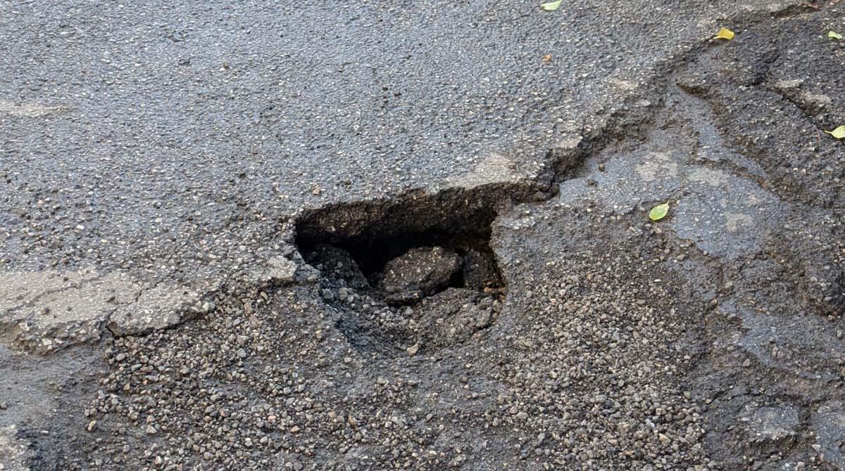 Rimini: pericolosa buca in viale Carducci, nessun intervento dopo una settimana - La buca in viale Carducci segnalata alla redazione di altarimini