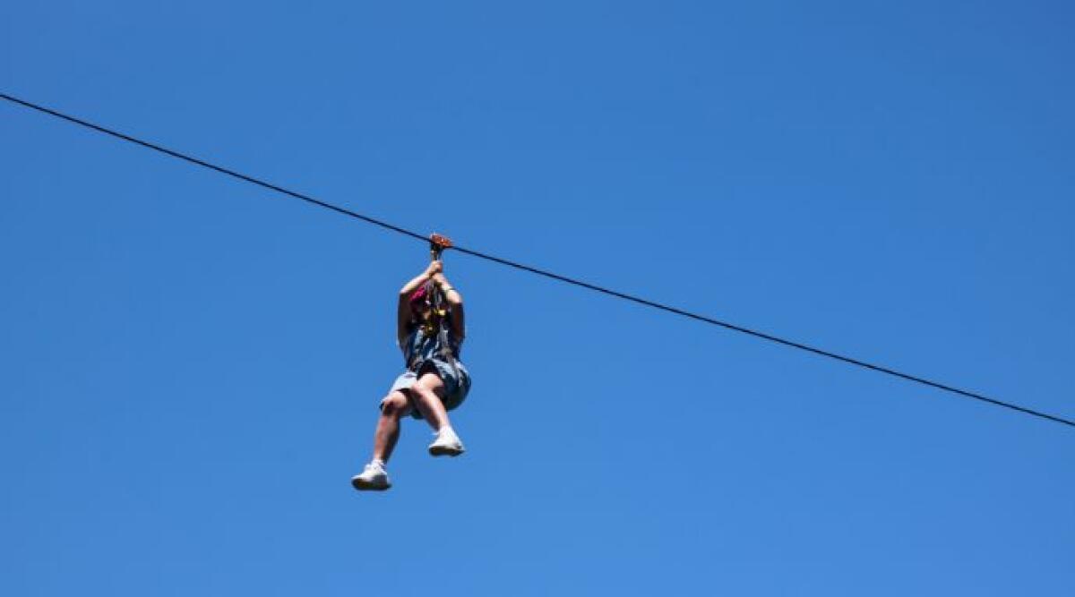 Cade nel vuoto dalla zip-line in Valtellina e perde la vita, i periti: "Imbragatura non conforme' - Foto di repertorio