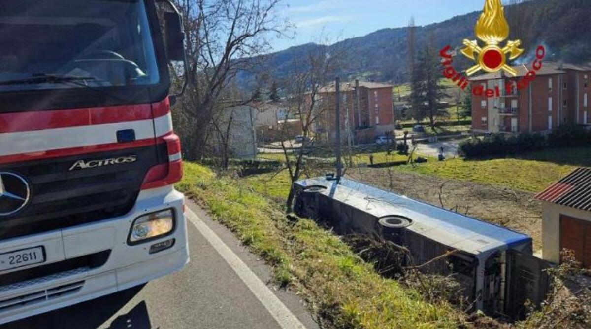 Autobus di linea esce di strada e si ribalta in una scarpata, spaventoso incidente a Perugia - Il bus finito fuori strada a Pietralunga