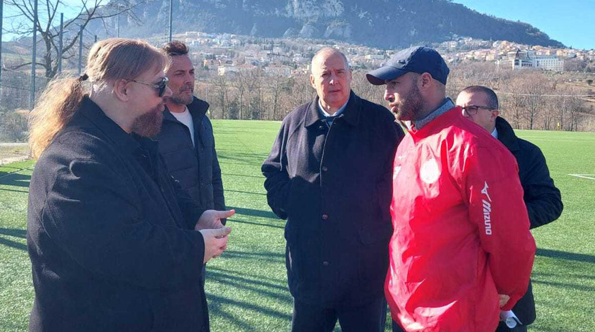 Stefano Cassani ritrova il San Marino con il Lentigione: "Sono in crescita, ora hanno un'identità" - Il neo presidente Montanari (il primo da sinistra) a colloquio con mister Cassani. Vicino a Montanari il vicepresidente Napolitano, al centro il ceo Montella