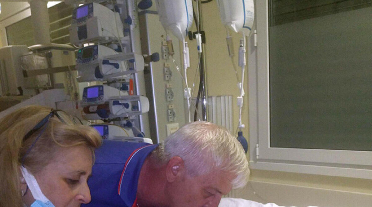 Risarcimento da 400.000 euro per il padre di Giuseppe Tucci, il vigile del fuoco ucciso a Rimini - Una foto mentre bacia il figlio, al suo capezzale nel reparto di Rianimazione dell'ospedale Infermi di Rimini