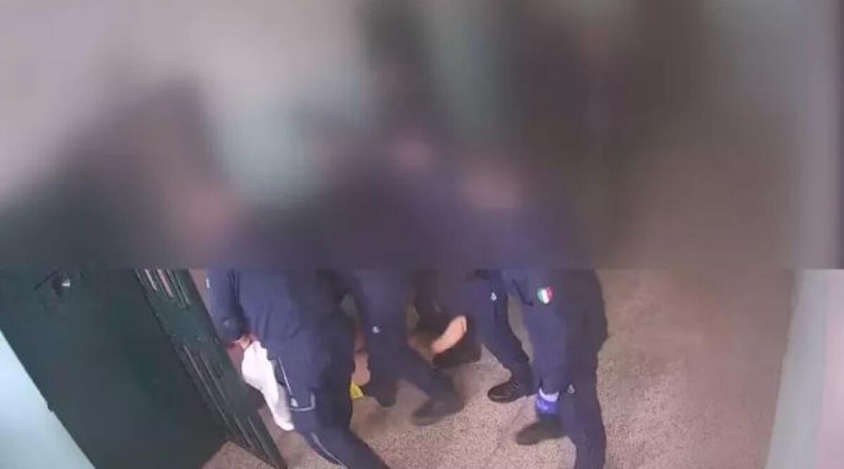 Sentenza contro dieci agenti penitenziari a Reggio Emilia: condanne per pestaggio, non per tortura - Ansa