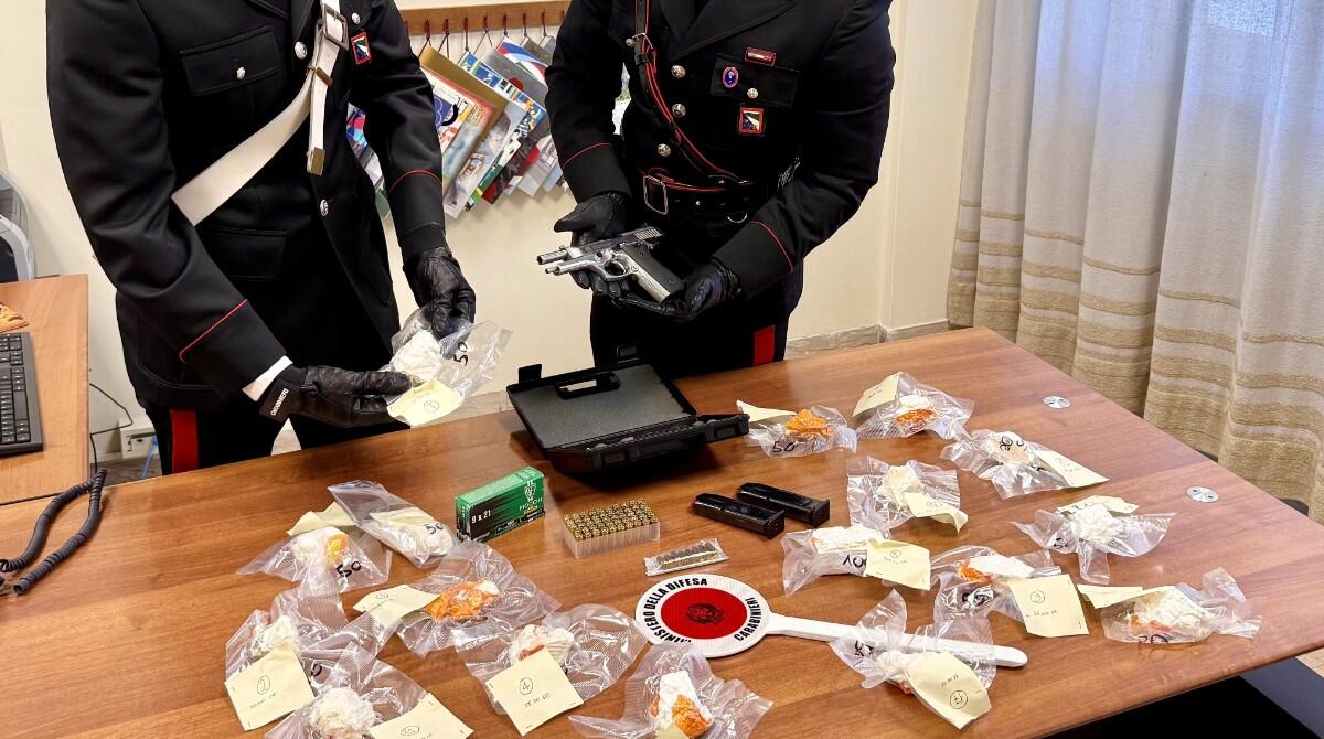 Riccione: armi e cocaina in casa. Arrestato un 30enne Riminese - I ritrovamenti della Polizia nell'abitazione