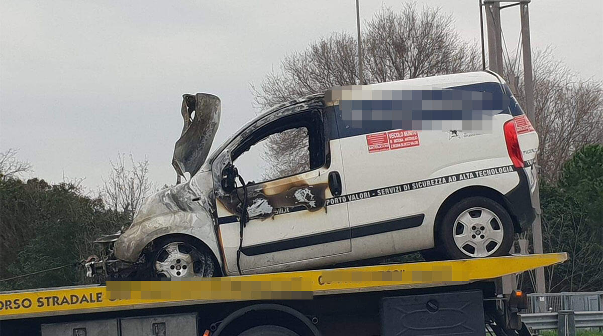 Furgone portavalori prende fuoco durante la marcia in autostrada - 