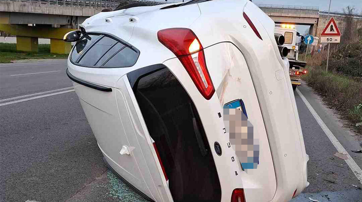 Auto sbatte contro il guardrail e si ribalta: incidente a Rimini -