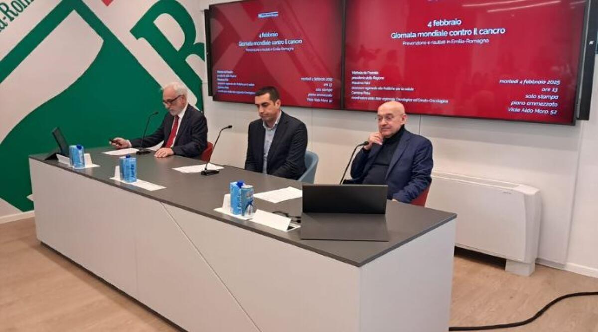 Giornata mondiale contro il cancro: in Regione 19mila vite salvate grazie ai programmi di screening e all’accesso alle cure - La conferenza stampa, da sinistra a destra, il coordinatore della Rete Carmine Pinto, il presidente Michele de Pascale, l'assessore Massimo Fabi