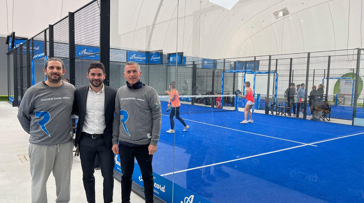 Ecco la nuova Padel Arena di Riccione: aperta 7 su 7 dalla mattina fino alle 23 di sera - L'assessore Simone Imola e lo staff di Riccione Padel Arena