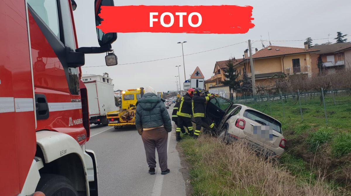 Terza auto della giornata a finire fuori strada in provincia di Rimini - Le immagini dell'incidente