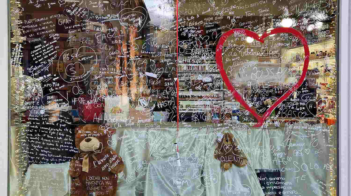 Novafeltria, mette la vetrina a disposizione: "Scrivete i vostri pensieri di amore per San Valentino" - 