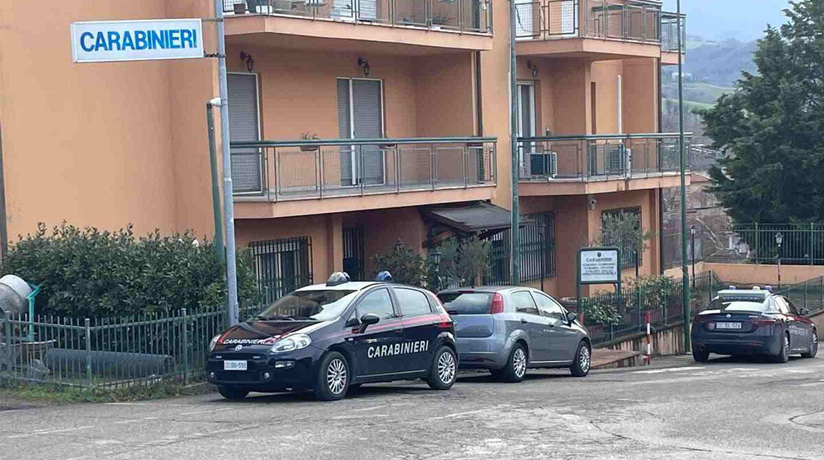 Giovane semina scompiglio a Secchiano, casa di accoglienza: "Non è nostro ospite" -