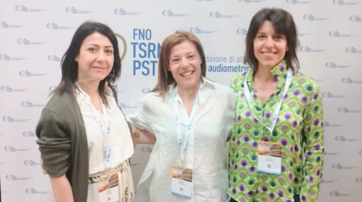 Giornata Mondiale dell'Udito Forlì-Cesena e Rimini: il lavoro silenzioso ma essenziale dei Tecnici Audiometristi - La presidente Monica Dalpozzo al centro, fra le consigliere dell’Albo dei Tecnici Audiometristi Irene Libone ed Elisa Briccola