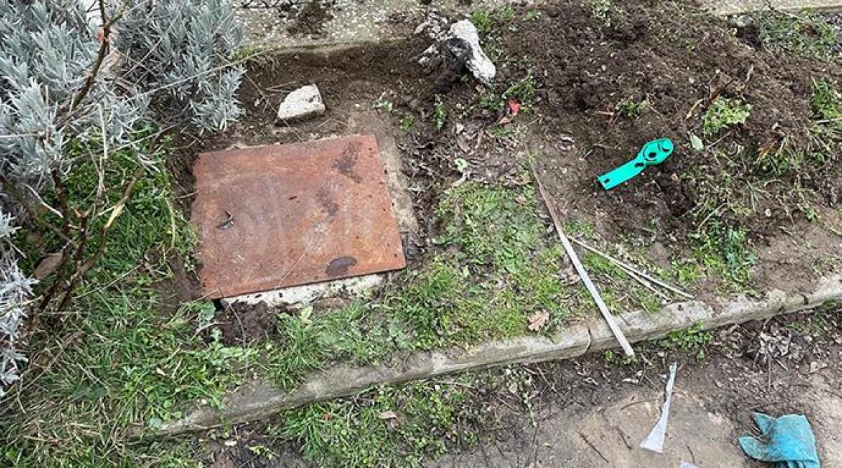 Anziano incastrato in un tombino, la vittima è Pio Contadini - Il tombino dove è rimasto incastrato l'uomo
