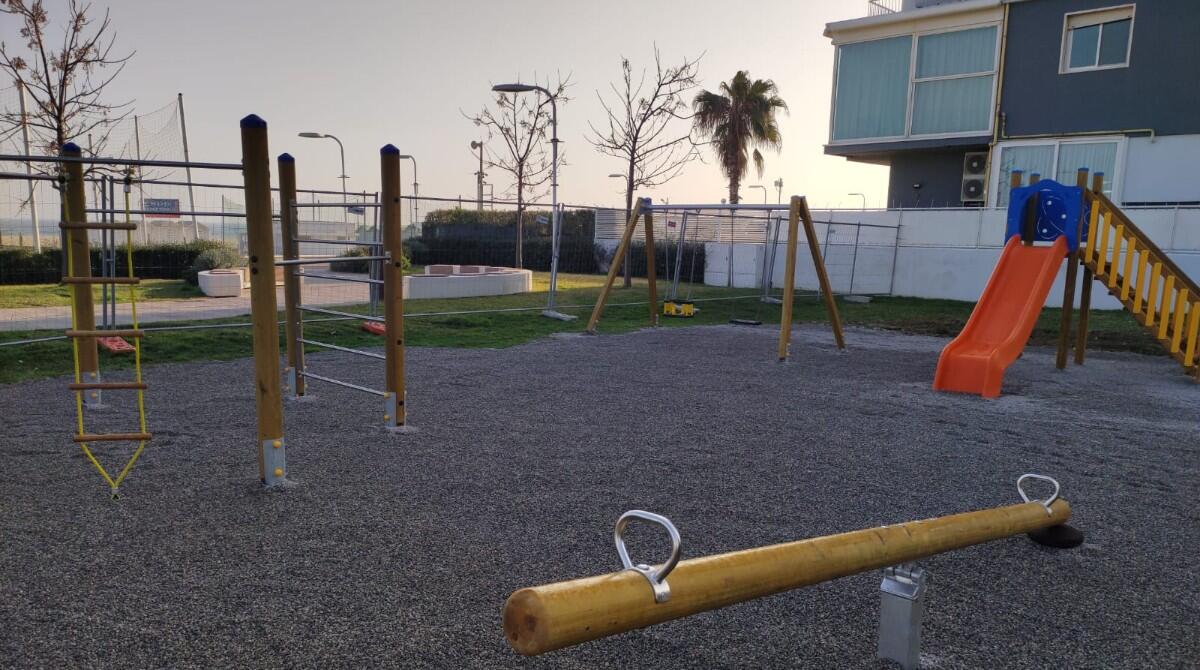 Riccione: nuove attrezzature gioco per il parco Ugo La Malfa - Nuovi giochi parco Ugo La Malfa