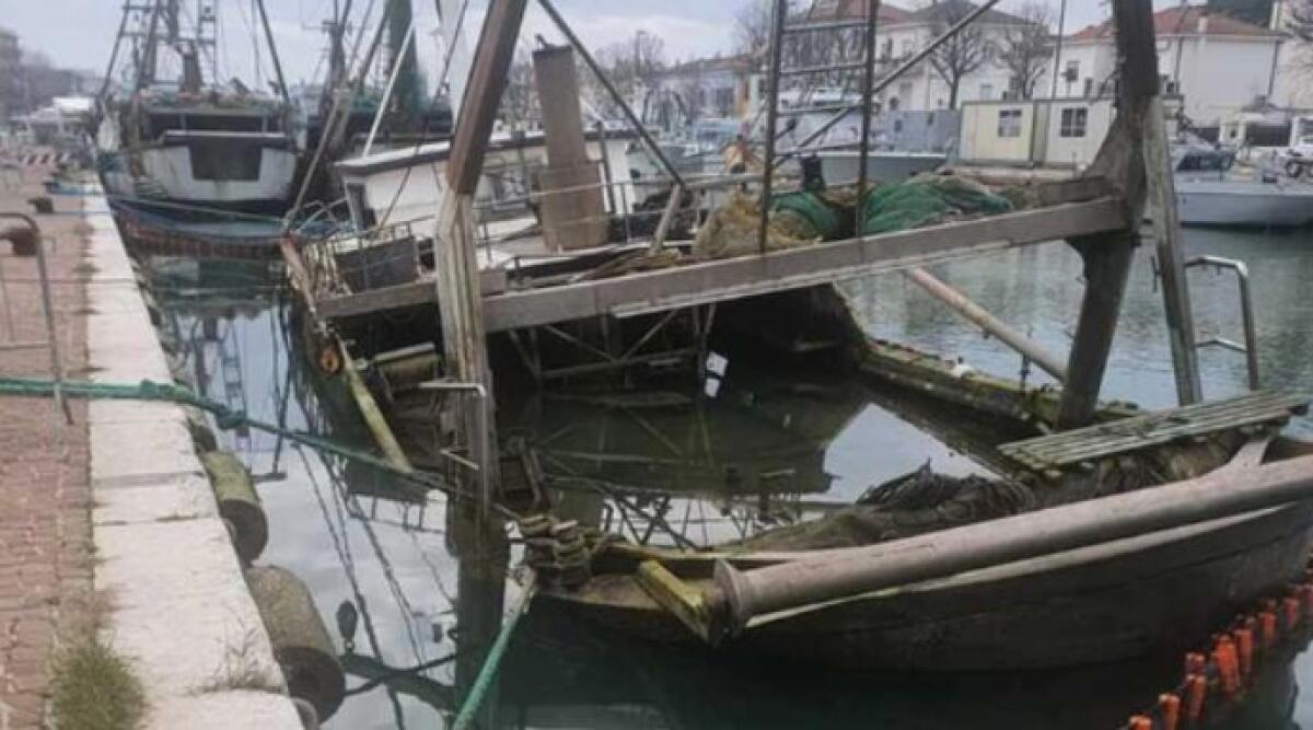 Peschereccio affondato ancora nel porto di Rimini: sei mesi di abbandono - Il peschereccio affondato e abbandonato nel porto canale
