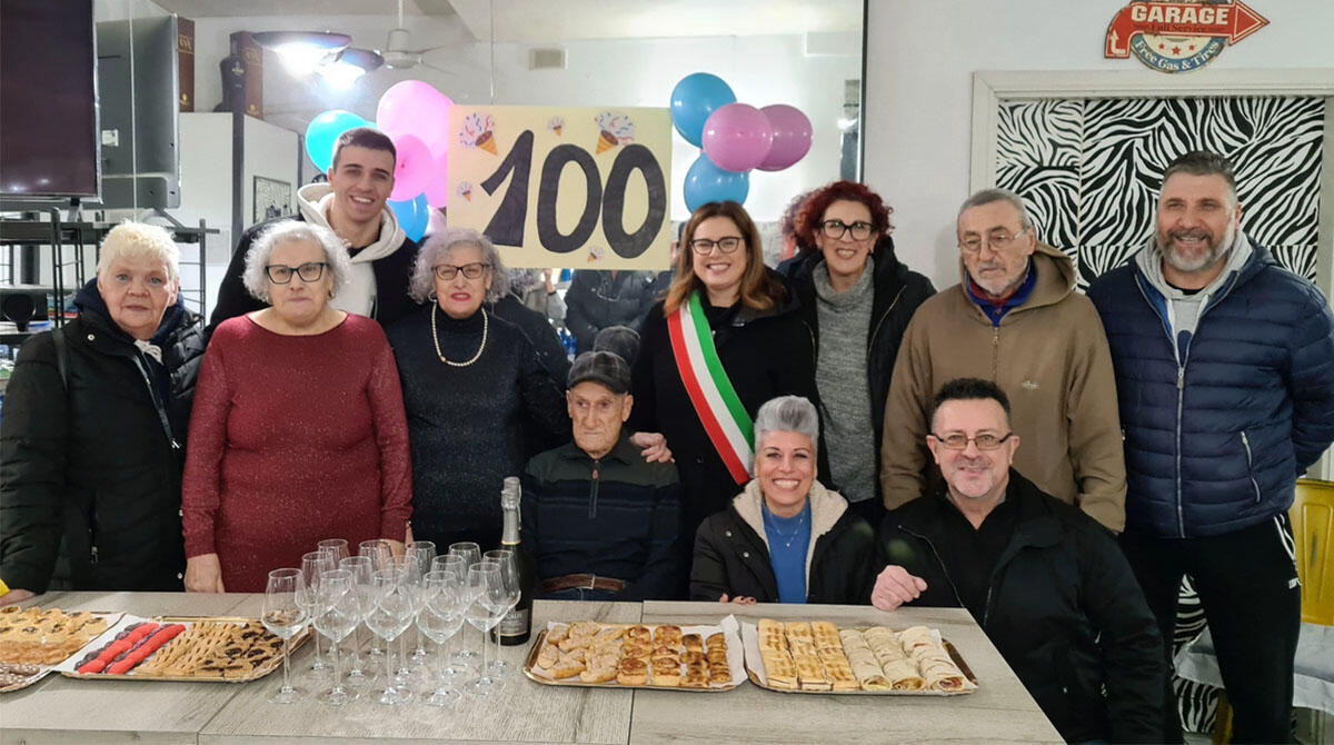 A 100 anni ancora in bici per fare colazione con gli amici al bar: auguri al centenario Uliano Pagliazzi - 