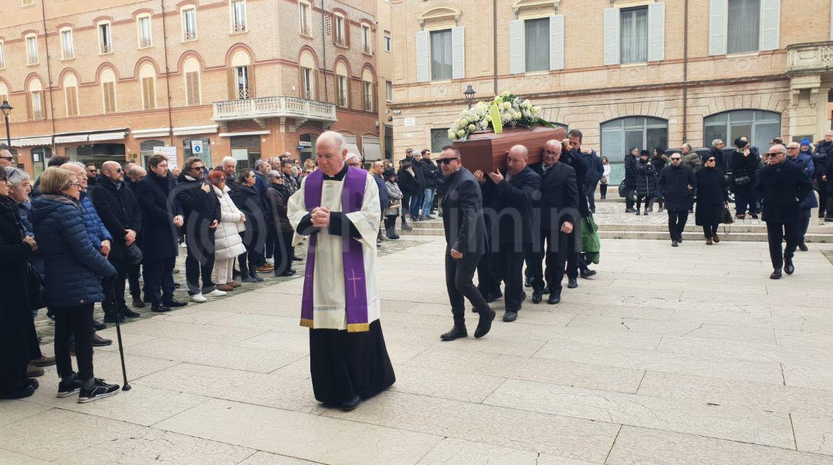 Rimini saluta Gianni Indino: folla commossa ai funerali in Duomo - L'arrivo del feretro in Duomo a Rimini