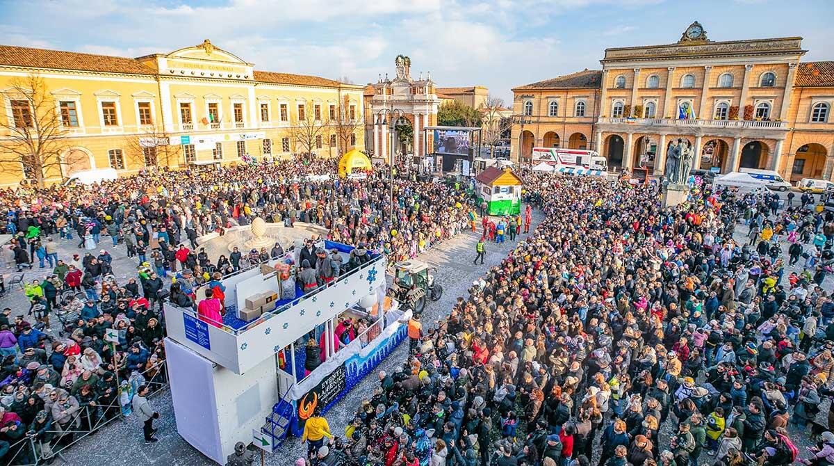 Il Carnevale di Santarcangelo svela i numeri: 10mila persone e 15 quintali di caramelle lanciate - Carnevale di Santarcangelo (foto di Alessia Bocchini)