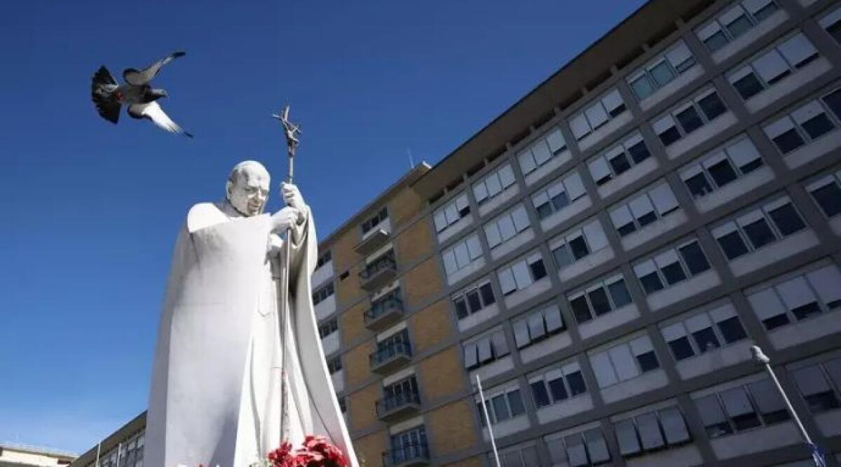 Condizioni critiche per Papa Francesco: ricovero prolungato al Gemelli, terapia modificata - Ansa