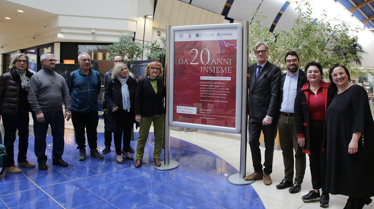 "Da 20 anni insieme": la mostra fotografica che celebra il Capodanno Lirico di Rimini prosegue a Le Befane - Presenti l'assessore alla cultura del Comune di Rimini Michele Lari, il presidente del Coro Galli Giuseppe Lotti, il direttore artistico delle Opere Claudia Corbelli, il direttore de Le Befane Shopping Centre Massimo Bobbo, la presidente di Banca Mal