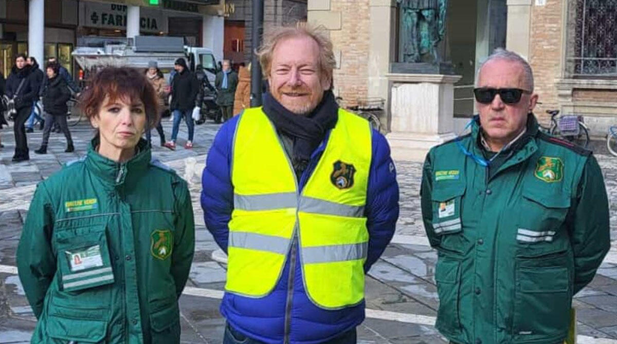 Cane morto e abbandonato sul tetto di un condominio tra i rifiuti: proprietario sanzionato -