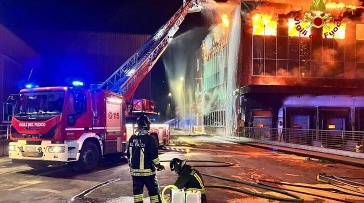 Maxi incendio di Reggio Emilia. Il Comune ai cittadini: "Chiudete le finestre" - Incendio all'Inalca di Reggio Emilia