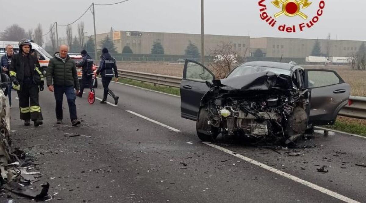 Incidente nel Milanese: grave scontro frontale tra auto e Doblò, donna in condizioni critiche - L'incidente