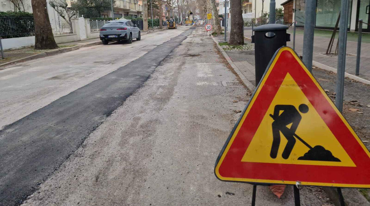 Riccione, lavori in viale Bologna: "Risolto problema sollevamento dei marciapiedi" - Viale Bologna Riccione