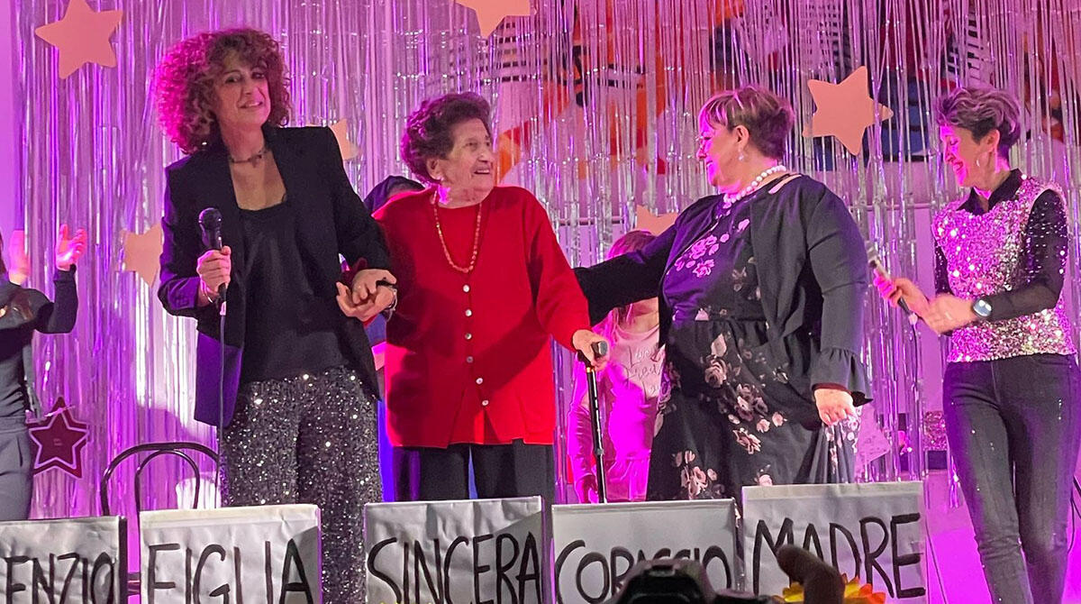 Stelle Cadenti nel ricordo di Giada: obiettivo raggiunto a Villa Verucchio per la Ricerca - Nella foto Venusta Balducci, 96 anni, prima "velina" del Festival nel 1998, sul palco di Villa Verucchio