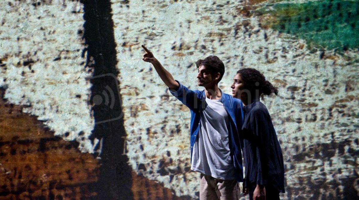 ‘Come gli uccelli’ al Teatro Galli: l’amore che sfida la Storia -