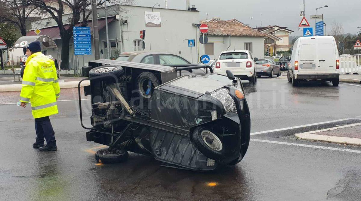 Ragazzino si ribalta sull'apecar alla rotatoria dopo l'urto con un Ford Transit: incidente a Misano -