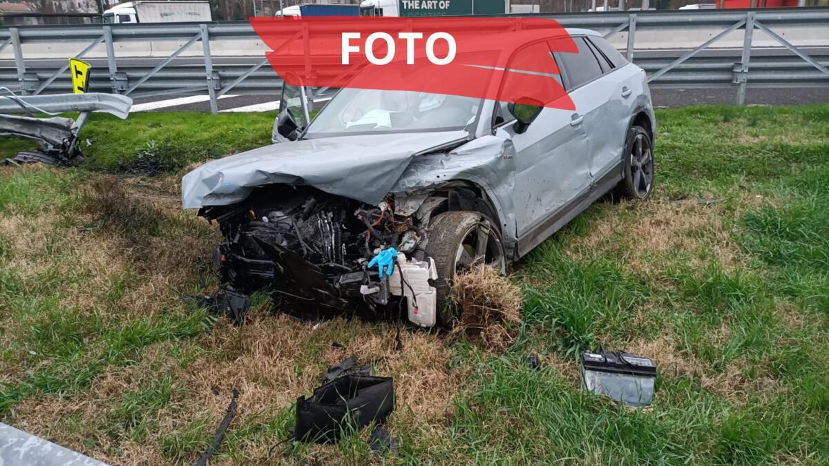 Vettura va fuori strada e sfonda il guardrail, incidente in A-14 tra Rimini e Riccione - PH BALLANTE