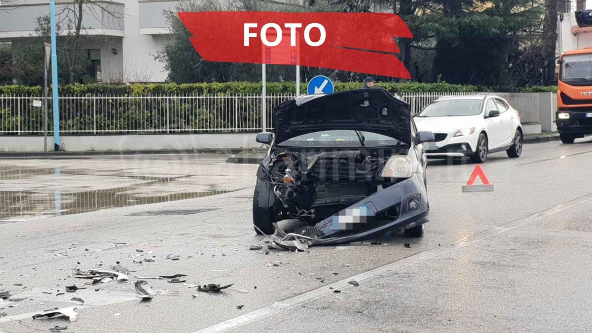 Auto si immette in via Montescudo e si scontra con un'altra vettura: incidente a Rimini -