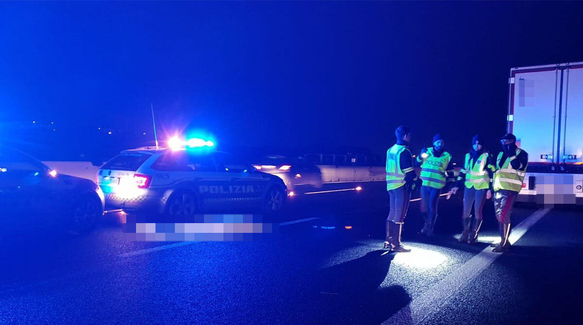Tragedia in autostrada: uomo investito da un camion perde la vita - 