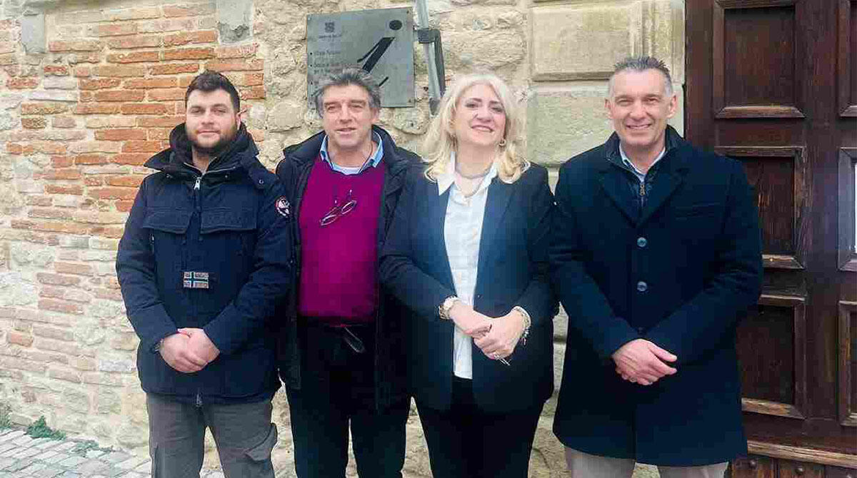 Carla Franchini: nuova segretaria comunale per San Leo - Da sinistra Pietro Rossi (sindaco Montecopiolo), Marcello Fattori (sindaco Maiolo), Carla Franchini e Leonardo Bindi (sindaco San Leo)
