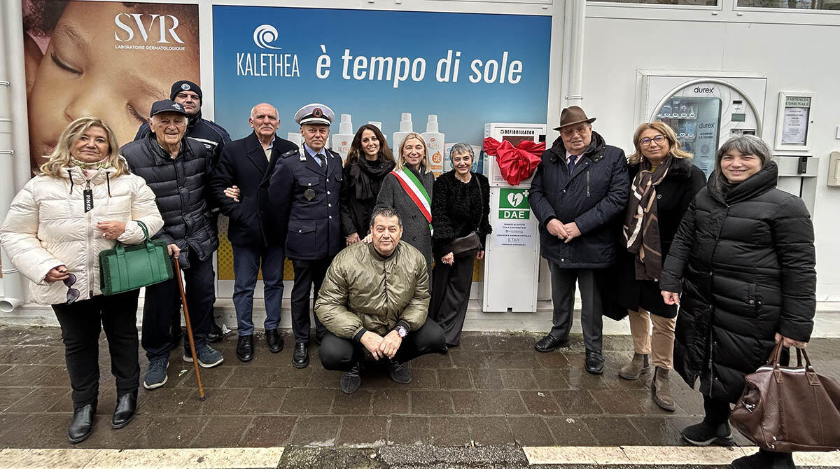 Cattolica, nuovo defibrillatore alla Farmacia di via del Prete - Defibrillatore via del Prete, Cattolica
