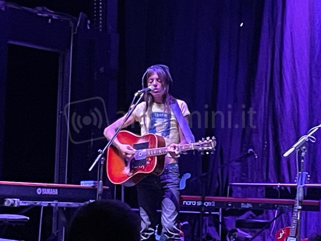 Lucio Corsi in concerto al MaledetteMalelingue Festival di Novafeltria, luglio 2023