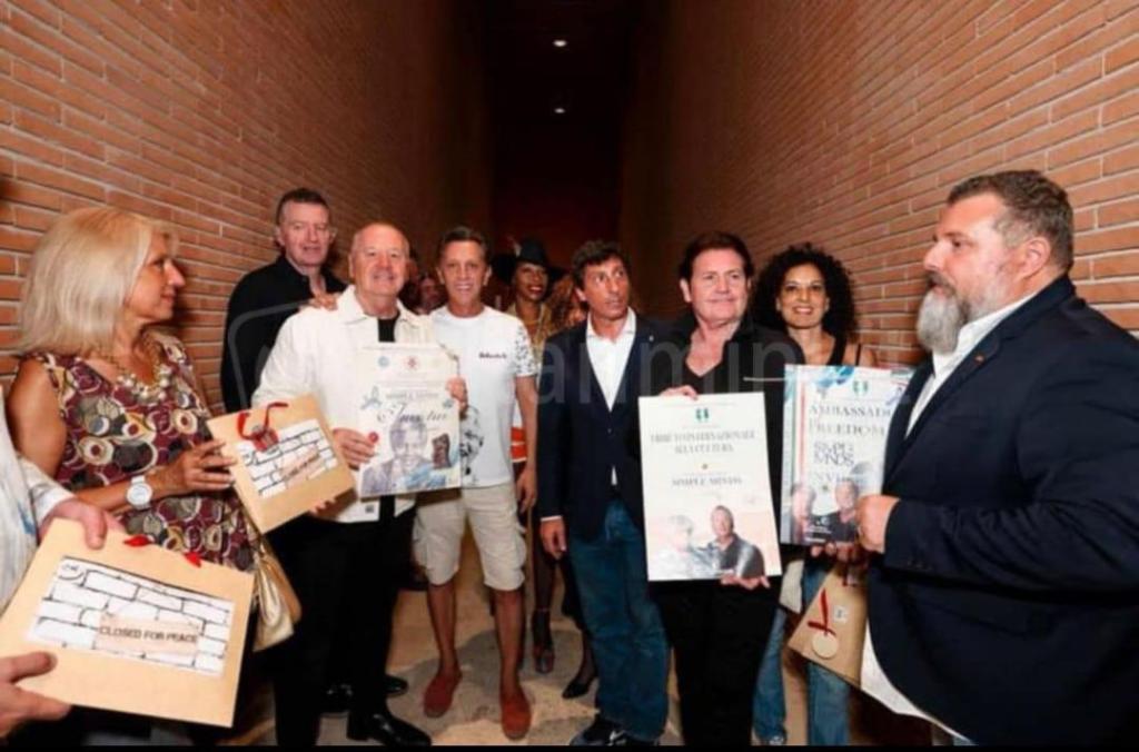 Auditorium a Roma consegna da parte di una delegazione di giornalisti dea t-shirt ai Simple Minds